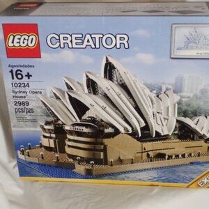 BNIB LEGO 10234 Sydney Opera House